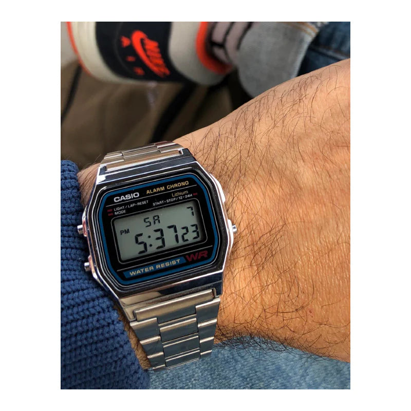 Reloj Casio A158WA digital plateado en muñeca — Foucault Valdivia