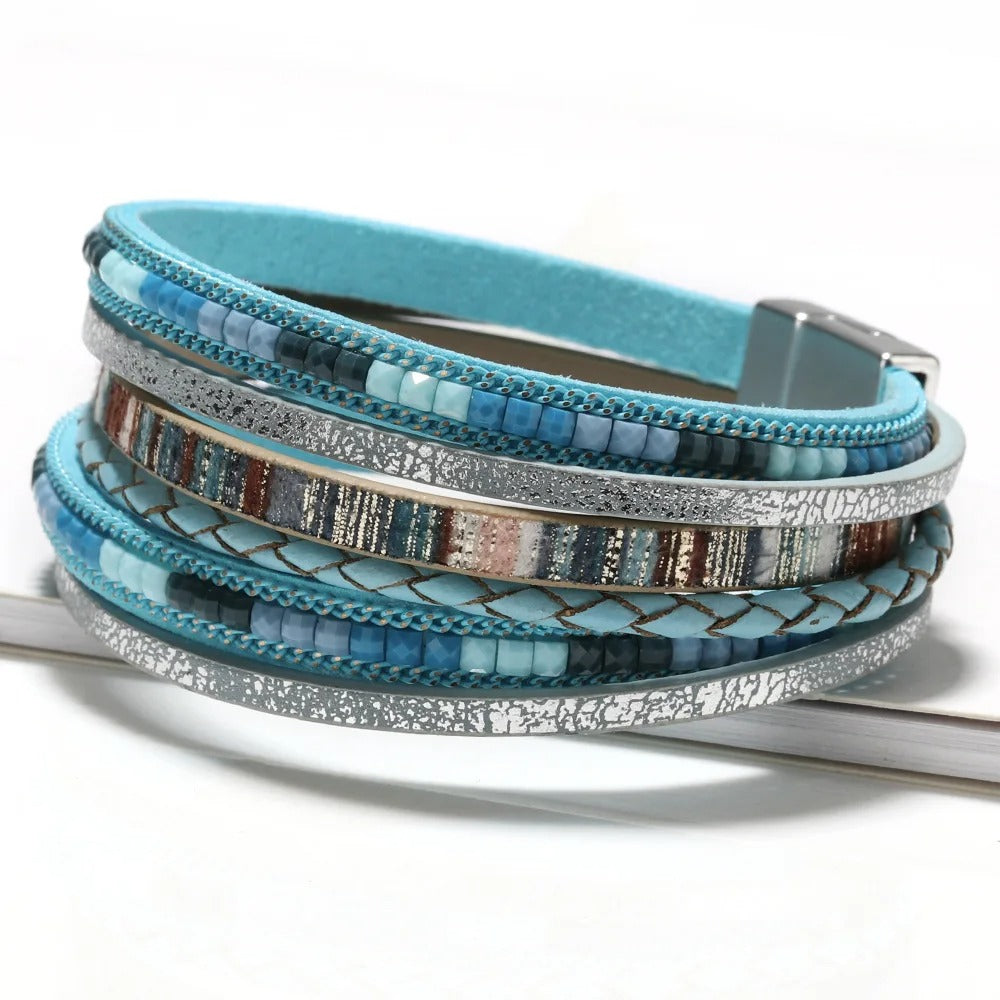 Pulsera de cuero multicapa vintage con dijes metálicos — Foucault