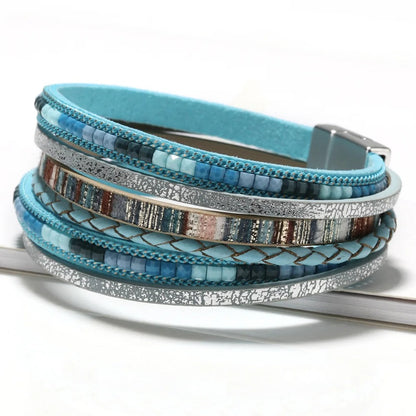 Pulsera de cuero multicapa vintage con dijes metálicos — Foucault